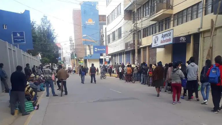 Personas haciendo fila en un banco de Sacaba. MARIELA COSSÍO
