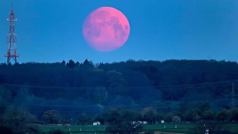 Vista de la superluna rosa. Foto: Infobae