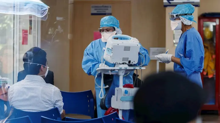 Personal m&eacute;dico trabaja en una cl&iacute;nica con enfermos de coronavirus. ARCHIVO