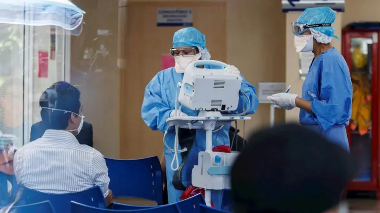 Universidades de México retiran a sus estudiantes de los hospitales.