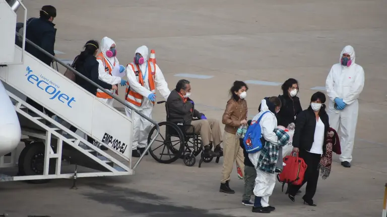 Bolivianos en el aeropuerto Jorge Wilstermann retornaron de Chile v&iacute;a a&eacute;rea. DICO SOL&Iacute;S