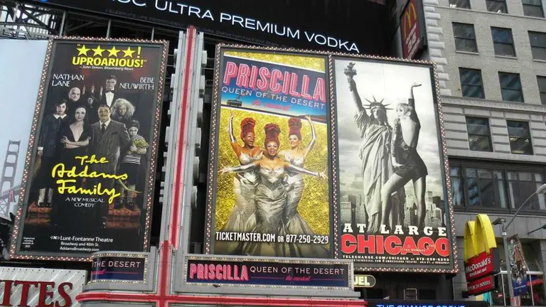 Cartelera de las obras de teatro que se exhiben en Broadway. Foto: EFE