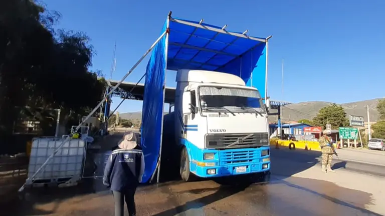 Cámara de desinfección instalada en Vinto, a la altura de Suticollo. Foto- Alcaldía de Vinto