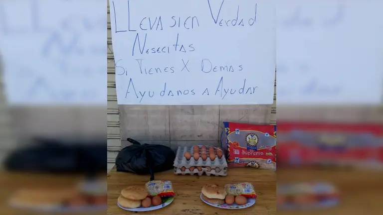 La mesa con los alimentos en la puerta de F&eacute;lix Marca