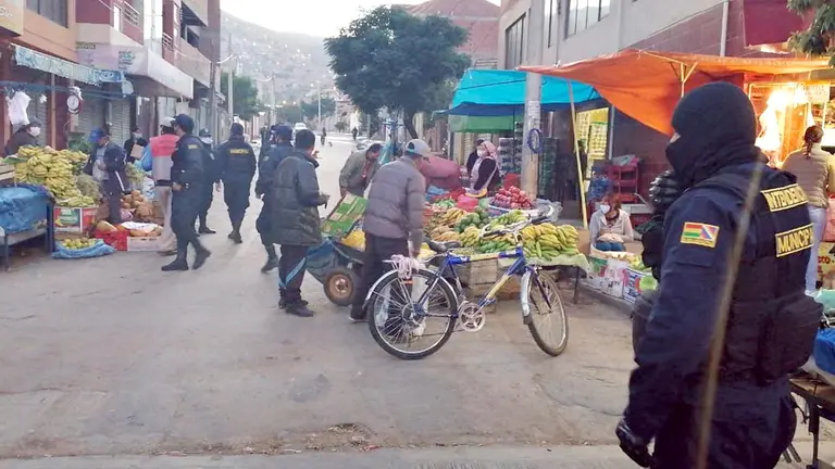 Foto referencial de la venta de frutas en un mercado local. GMC