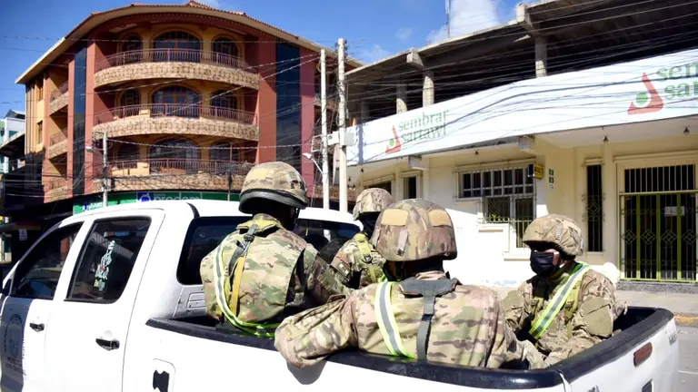 Militares realizan controles en el municipio de Punata. DICO SOLÍS