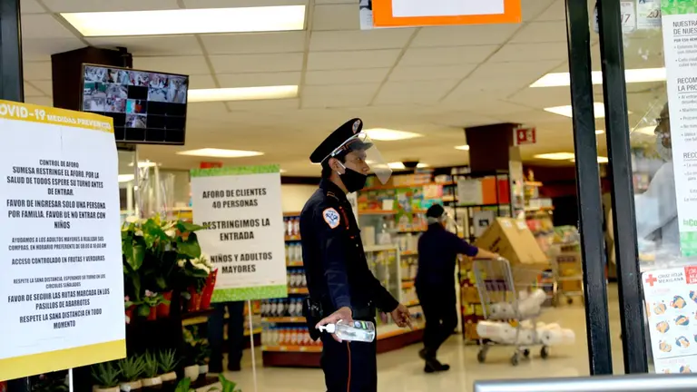 Personal de seguridad vigilando centros comerciales en Ciudad de México. EFE