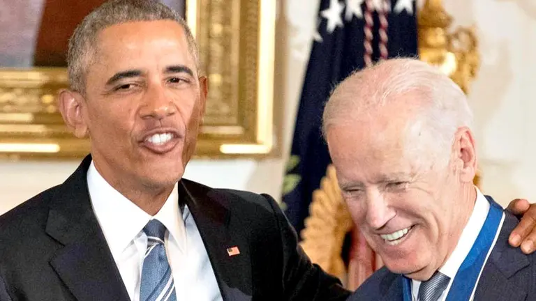 pie de foto. En la imagen, el expresidente de EE.UU. Barack Obama, junto al que fuera su vicepresidente, Joe Biden. EFE