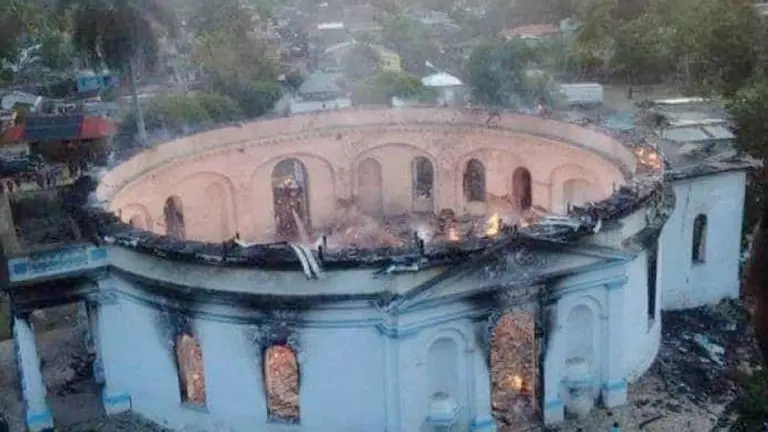 As&iacute; qued&oacute; La Iglesia de la Inmaculada Concepción de Milot luego del incendio. EFE