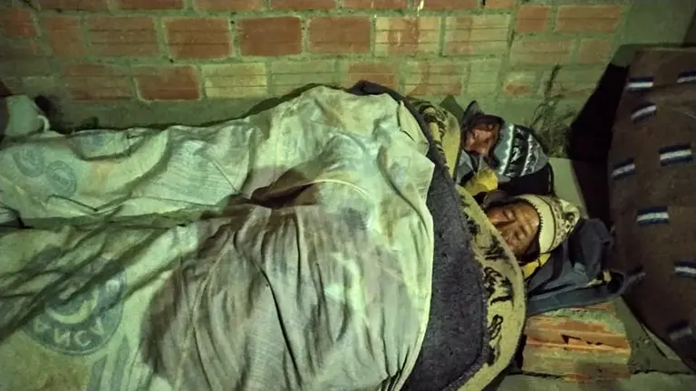 Personas de la tercera edad del &aacute;rea rural pace&ntilde;o descansan en la intemperie, a la espera de cobrar sus bonos. WARA NOTICIAS