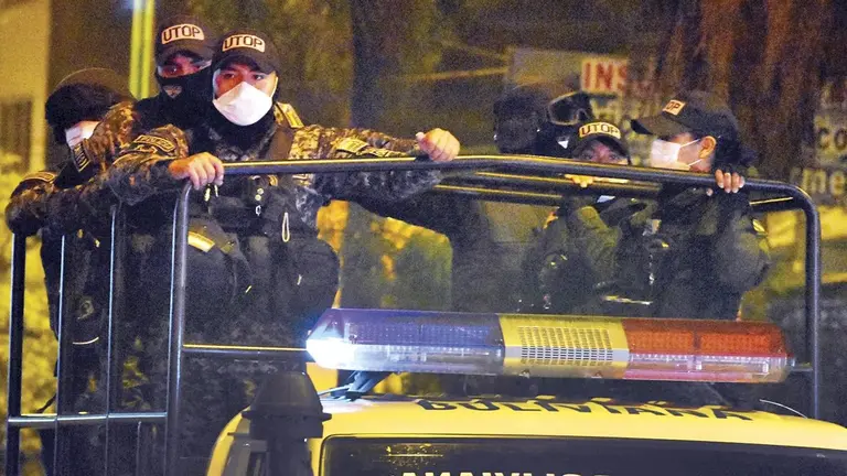 Efectivos de la Unidad T&aacute;ctica de Operaciones Policiales (UTOP) patrullan calles c&eacute;ntricas de Cochabamba. DICO SOL&Iacute;S