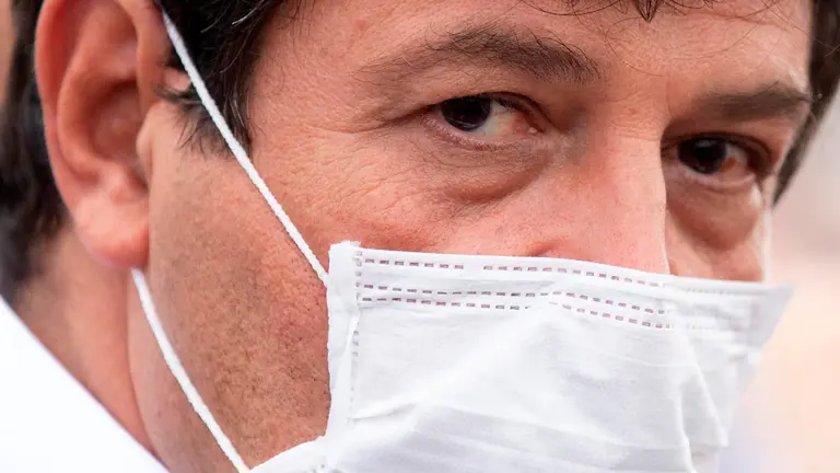 Fotograf&Igrave;a tomada el pasado 11 de abril en la que se registr&Ucirc; al Ministro de Salud de Brasil, Luiz Henrique Mandetta. EFE/Jo&Egrave;dson Alves/Archivo
