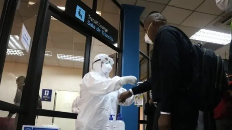Controles por el coronavirus en el aeropuerto Jorge Wilstermann. ARCHIVO