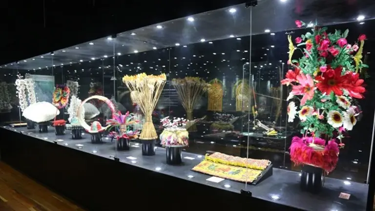Una muestra de arte plumario en el Museo de Etnograf&iacute;a y Folklore./ MUSEF