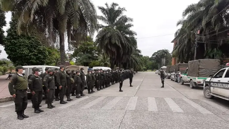 Los efectivos policiales llegan al Comando Regional del Tr&oacute;pico, en Villa Tunari. Foto: Polic&iacute;a