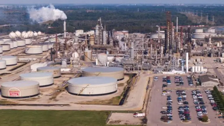 Imagen referencial de plantas de procesamiento de petr&oacute;leo.