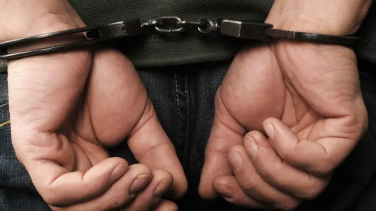 Imagen referencial de un hombre esposado. ARCHIVO