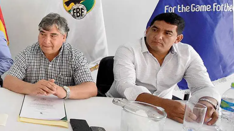 El vice de la FBF (d), Marco Rodríguez, en una conferencia anterior. Archivo