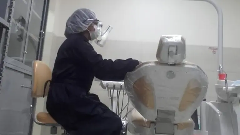 Una odont&oacute;loga del centro de salud Villa Mar&iacute;a de Quillacollo con indumentaria de bioseguridad que compr&oacute; de manera particular.

Cr&eacute;dito:  Juan Jim&eacute;nez