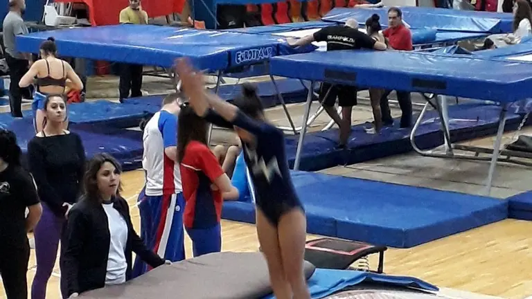 Una gimnasta durante una competencia de trampol&iacute;n. TWITTER:GIMNASIA