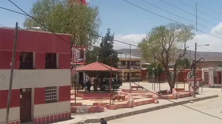 La plaza principal del municipio de Eucaliptus en la provincia Tomás Barrón, en Oruro.
