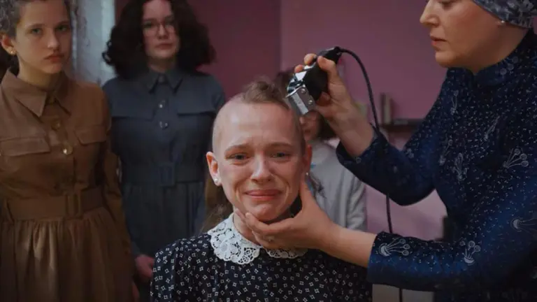 Fotograma de la serie de Netflix Poco ortodoxa