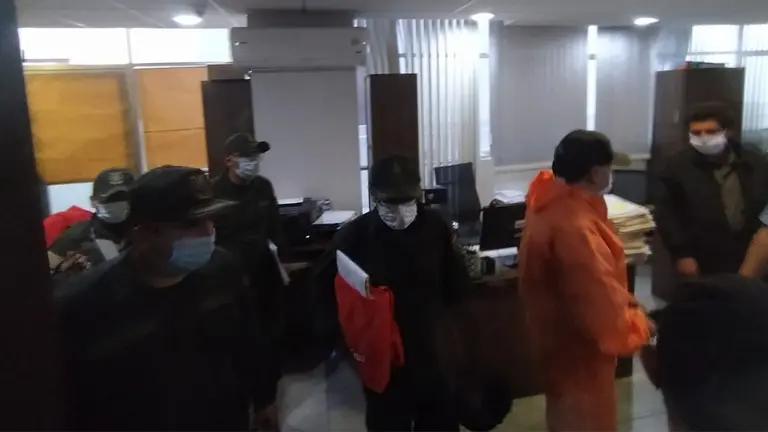funcionaros policiales en el precintado.