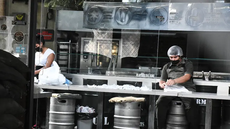 Personal de un restaurante en Cochabamba. DICO SOL&Iacute;S