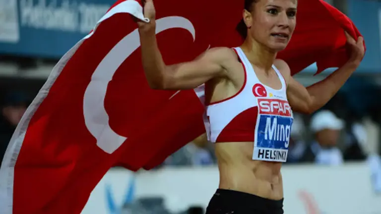 La atleta turca Gulcan Mingir, con la bandera de su pa&iacute;s en los juegos
de Helsinki. RFI.FR