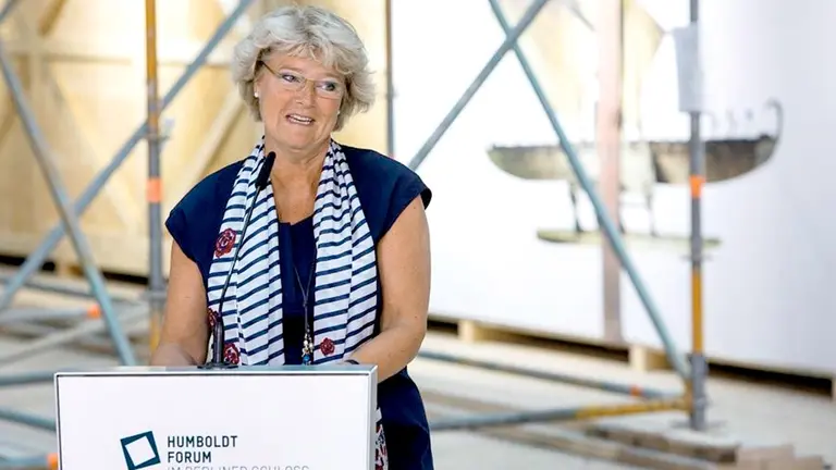 La ministra de Cultura, Monika Grütters, pronuncia un discurso en el Palacio Real de Berlín, Alemania. EFE
