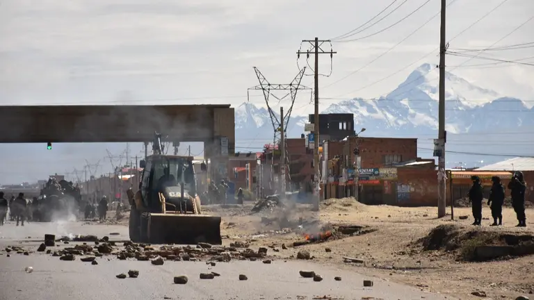 Un tractor en la carretera El Alto-Oruro, despu&eacute;s de un intento de bloquear la v&iacute;a. ARCHIVO