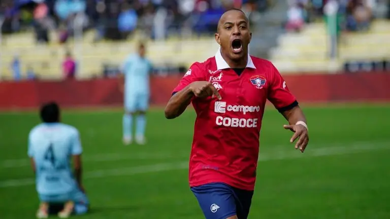 Serginho anota uno de sus tantos ante Bol&iacute;var.

Cr&eacute;dito:  APG