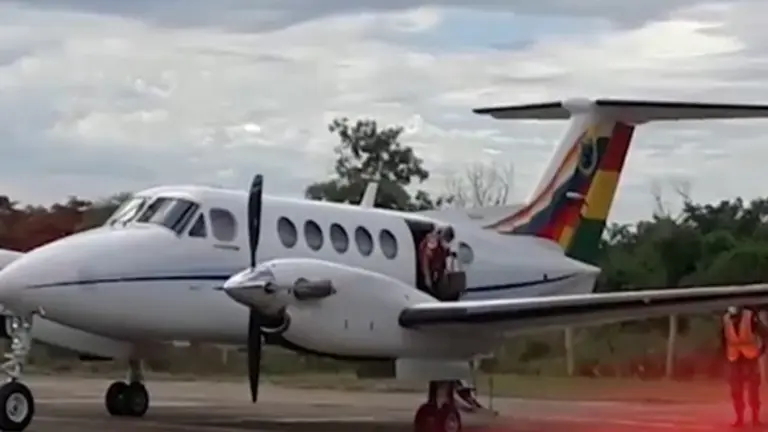 Una de las aeronaves de la Fuerza A&eacute;rea Boliviana, en la pista.