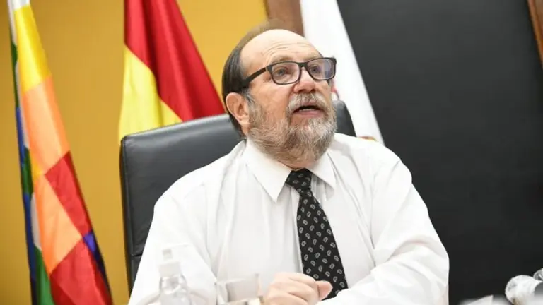 El ministro de Salud, Marcelo Navajas, durante una conferencia de prensa. ABI