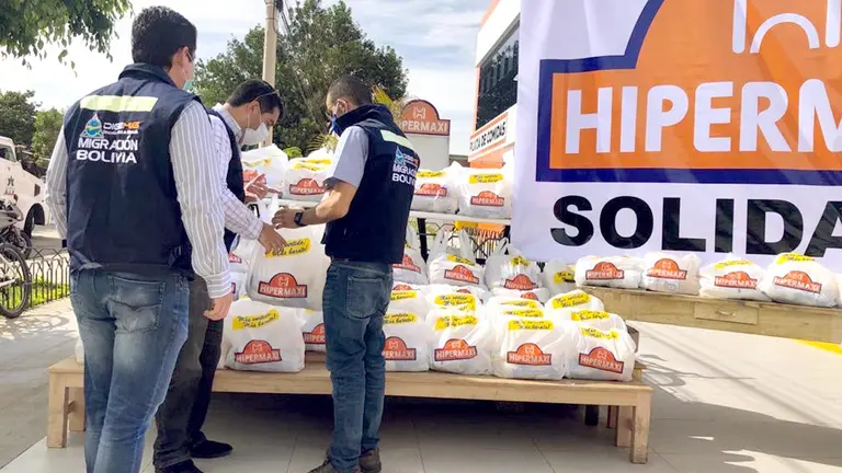 Entrega de alimentos a copiados por el Hipermaxi. OPINIÓN