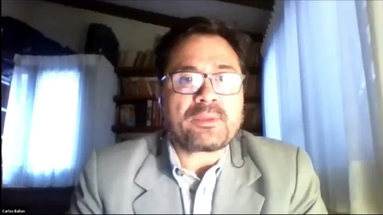 El presidente nacional de la Sociedad de Ingenieros de Bolivia, Carlos Ball&oacute;n L&oacute;pez, en una conferencia de prensa virtual. Foto: SIB