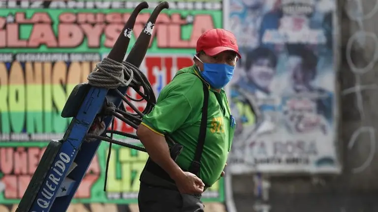 Un hombre con barbijo trabaja en el popular Mercado Mayorista de Frutas en Per&uacute;.    FUENTE: EFE