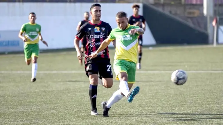 Fotografía de un partido de f&uacute;tbol en el estadio Nacional en Managua. EFE