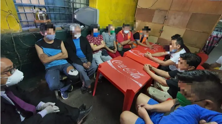El representante del Defensor del Pueblo en Cochabamba, Nelson Cox, reunido con privados de libertad del penal de San Pedro de Sacaba. DEFENSOR DEL PUEBLO
