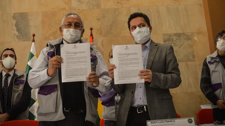 El ministro de Educaci&oacute;n, V&iacute;ctor Hugo C&aacute;rdenas, y el gerente de ENTEL, Eddy Luis Franco, en la firma del convenio. ABI