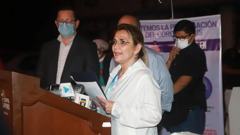 La presidenta Jeanine &Aacute;&ntilde;ez recibe los 170 respiradores en Santa Cruz. ABI