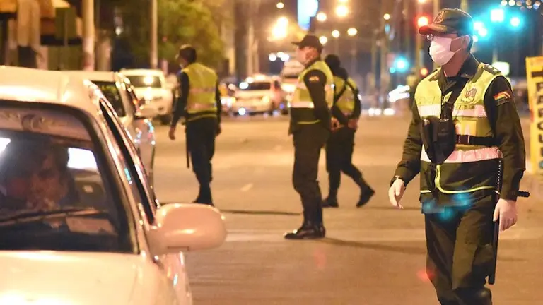 Polic&iacute;as se movilizan en un operativo pasado, en Cochabamba. Dico Sol&iacute;s
