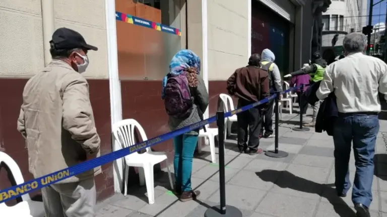 Fila en el exterior de un banco para cobrar el Bono Familia. ARCHIVO