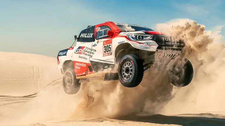 Un coche vuela en las dunas de arena en el Rally Dakar de este a&ntilde;o. MARCA.COM