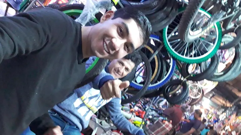 Freddy Gonzáles (i), comercializando bicicletas cuando era empleado. Gentileza Freddy Gonzáles.