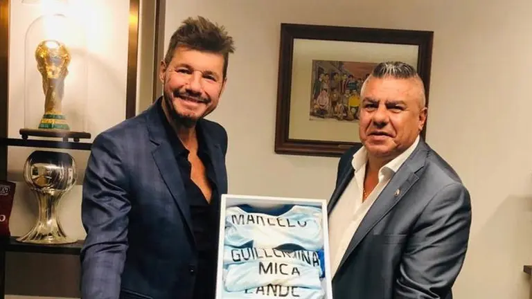 Claudio Tapia (d), presidente de la AFA, junto a Marcelo Tinelli (i), vicepresidente de la entidad argentina. TN.COM.AR