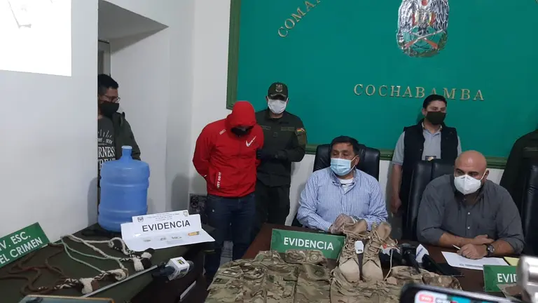 Las autoridades presentan al falso militar vinculado con los bloqueadores de K&rsquo;ara K&rsquo;ara. Foto: OPINI&Oacute;N