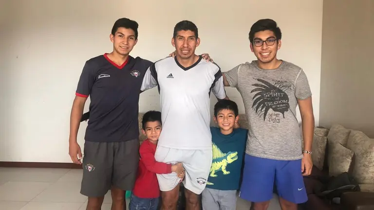 El Cucharon junto a sus cuatro hijos, en la cuarentena.