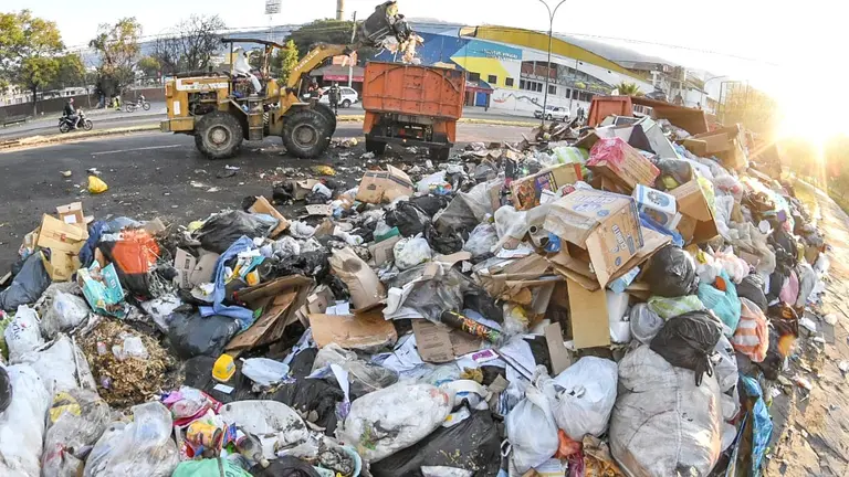 Trabajadores de EMSA recogen la basura en una avenida de la ciudad. ARCHIVO