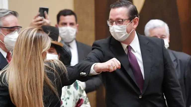 Oscar Ortiz, junto a la expresidenta Jeanine &Aacute;&ntilde;ez. ABI